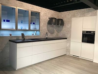 Nobilia inline mat lak wit showroom opstelling - afbeelding 23 van  30