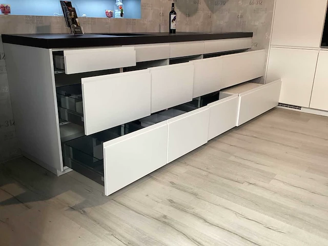 Nobilia inline mat lak wit showroom opstelling - afbeelding 29 van  30