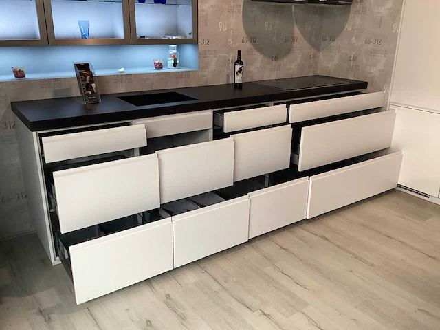Nobilia inline mat lak wit showroom opstelling - afbeelding 30 van  30