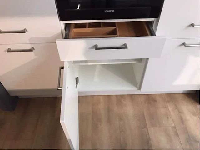 Nobilia laser wit eilandkeuken met kastenwand - afbeelding 5 van  27
