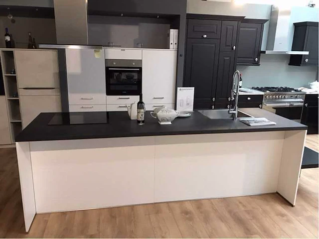 Nobilia laser wit eilandkeuken met kastenwand - afbeelding 1 van  27