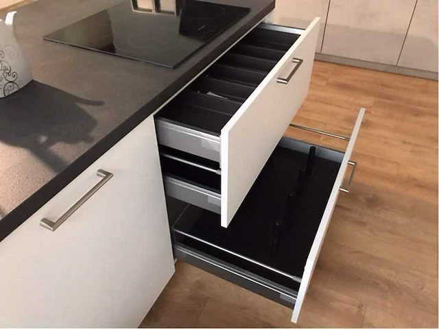 Nobilia laser wit eilandkeuken met kastenwand - afbeelding 24 van  27
