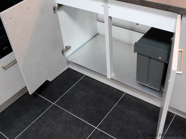 Nobilia rechte keuken met apparatenwand - afbeelding 10 van  37