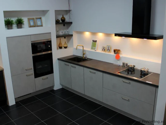 Nobilia rechte keuken met apparatenwand - afbeelding 1 van  37