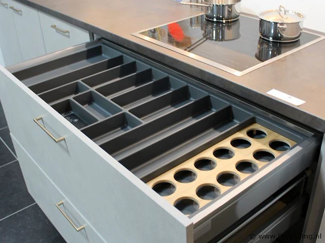 Nobilia rechte keuken met apparatenwand - afbeelding 33 van  37