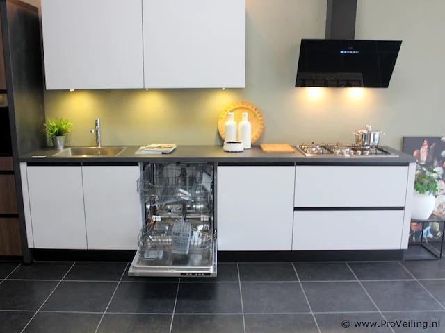 Nobilia rechte keuken met apparatenwand - afbeelding 5 van  32