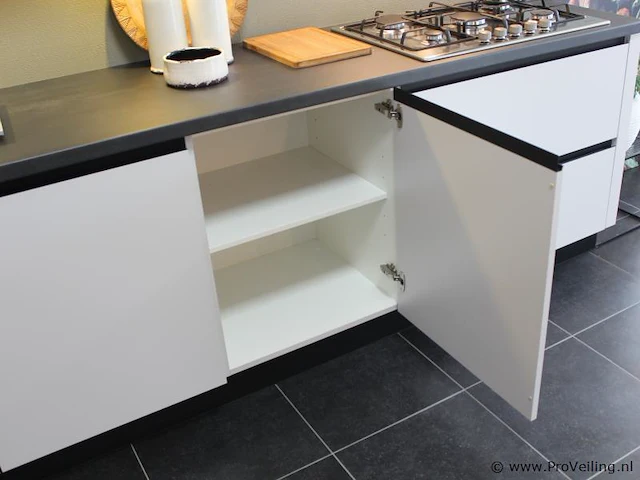 Nobilia rechte keuken met apparatenwand - afbeelding 6 van  32
