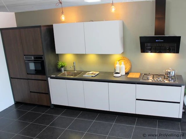 Nobilia rechte keuken met apparatenwand - afbeelding 1 van  32