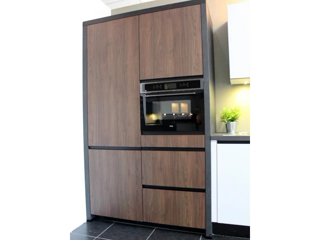 Nobilia rechte keuken met apparatenwand - afbeelding 23 van  32