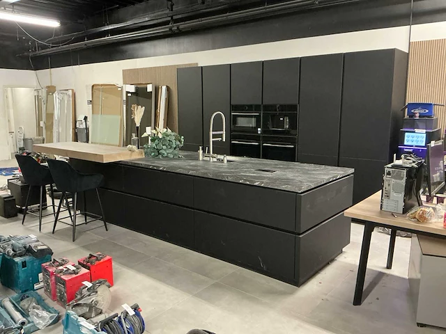 Nobilia showroom eilandkeuken met apparatenwand - afbeelding 1 van  47