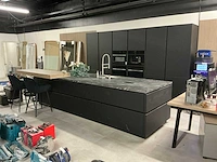 Nobilia showroom eilandkeuken met apparatenwand