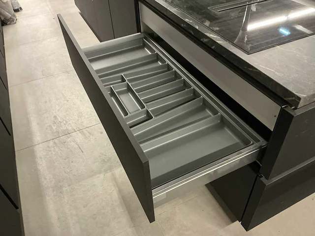 Nobilia showroom eilandkeuken met apparatenwand - afbeelding 13 van  47
