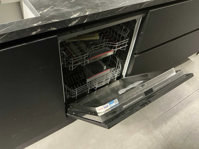 Nobilia showroom eilandkeuken met apparatenwand - afbeelding 15 van  47