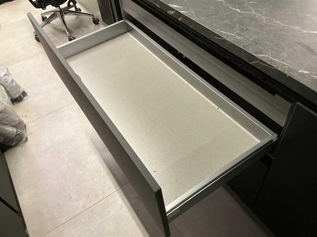 Nobilia showroom eilandkeuken met apparatenwand - afbeelding 19 van  47