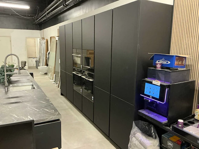 Nobilia showroom eilandkeuken met apparatenwand - afbeelding 20 van  47