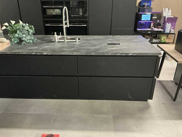 Nobilia showroom eilandkeuken met apparatenwand - afbeelding 12 van  47
