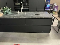 Nobilia showroom eilandkeuken met apparatenwand - afbeelding 12 van  47