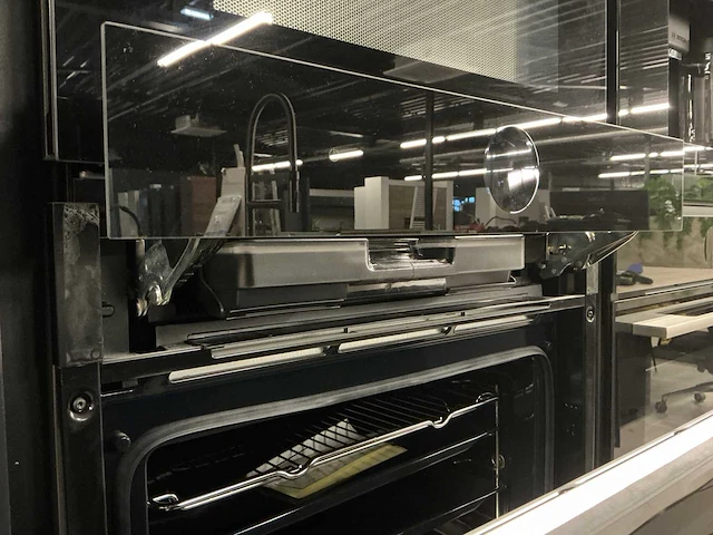 Nobilia showroom eilandkeuken met apparatenwand - afbeelding 40 van  47
