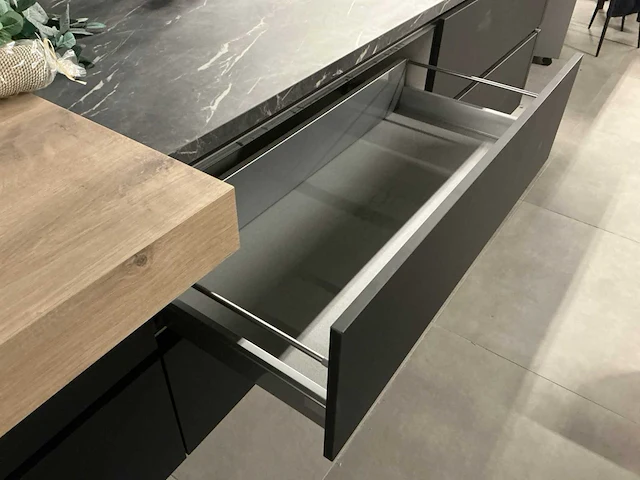 Nobilia showroom eilandkeuken met apparatenwand - afbeelding 45 van  47