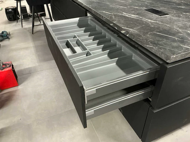 Nobilia showroom eilandkeuken met apparatenwand - afbeelding 46 van  47