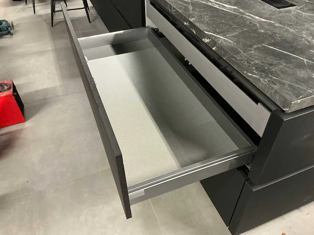 Nobilia showroom eilandkeuken met apparatenwand - afbeelding 47 van  47