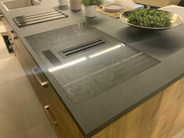 Nobilia showroom keuken- eilandopstelling houtlook - afbeelding 2 van  28