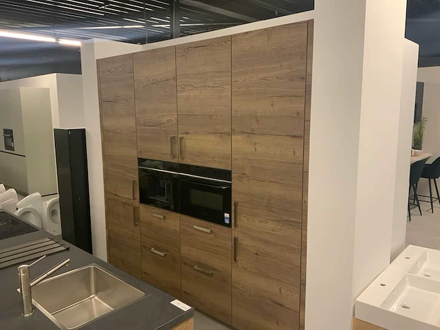 Nobilia showroom keuken- eilandopstelling houtlook - afbeelding 6 van  28