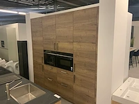 Nobilia showroom keuken- eilandopstelling houtlook - afbeelding 6 van  28