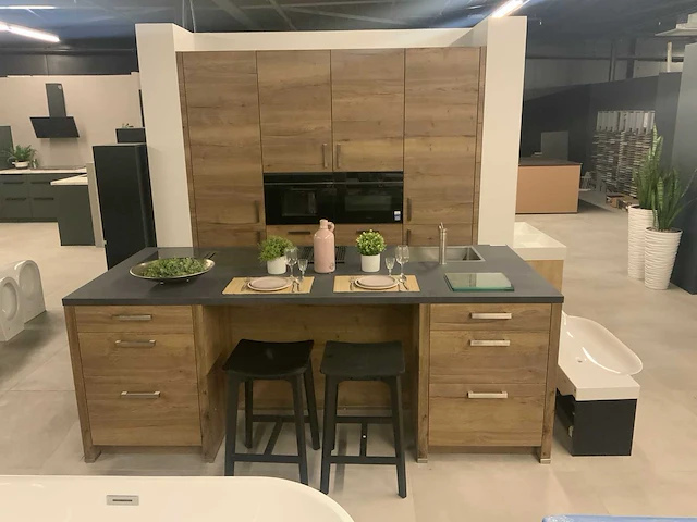 Nobilia showroom keuken- eilandopstelling houtlook - afbeelding 1 van  28