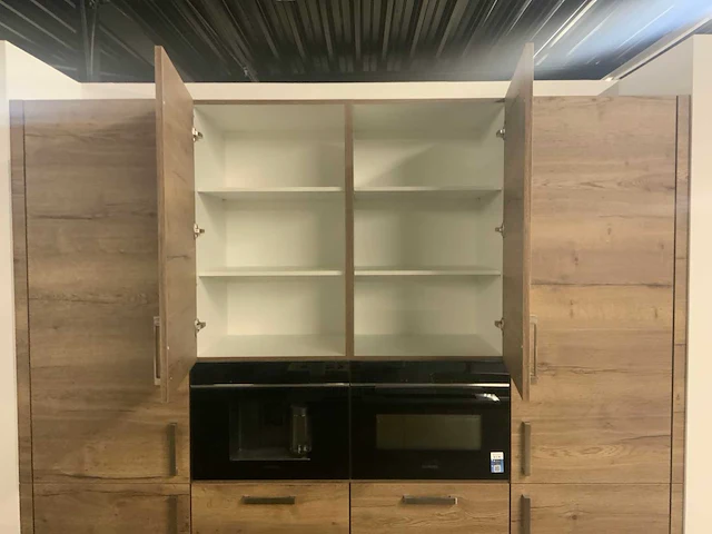 Nobilia showroom keuken- eilandopstelling houtlook - afbeelding 13 van  28