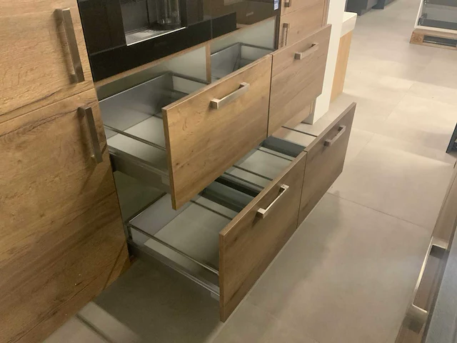 Nobilia showroom keuken- eilandopstelling houtlook - afbeelding 17 van  28