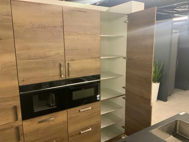 Nobilia showroom keuken- eilandopstelling houtlook - afbeelding 20 van  28