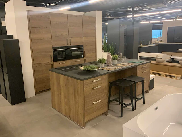 Nobilia showroom keuken- eilandopstelling houtlook - afbeelding 12 van  28