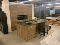 Nobilia showroom keuken- eilandopstelling houtlook - afbeelding 12 van  28