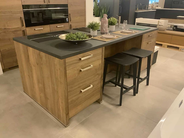 Nobilia showroom keuken- eilandopstelling houtlook - afbeelding 22 van  28