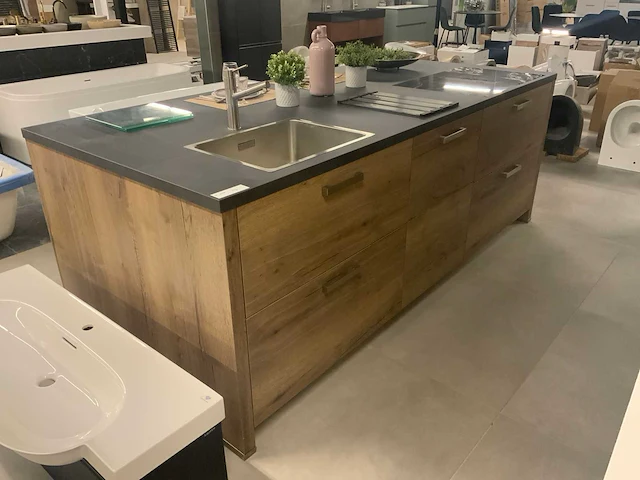 Nobilia showroom keuken- eilandopstelling houtlook - afbeelding 23 van  28