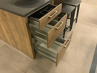 Nobilia showroom keuken- eilandopstelling houtlook - afbeelding 24 van  28