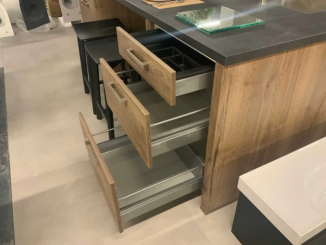 Nobilia showroom keuken- eilandopstelling houtlook - afbeelding 25 van  28