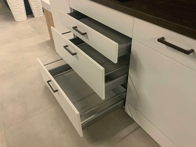 Nobilia showroom keuken wandopstelling 300cm - afbeelding 8 van  21