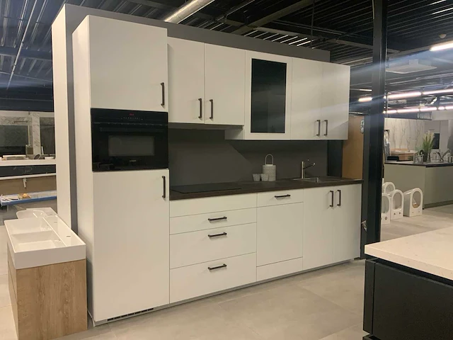 Nobilia showroom keuken wandopstelling 300cm - afbeelding 1 van  21