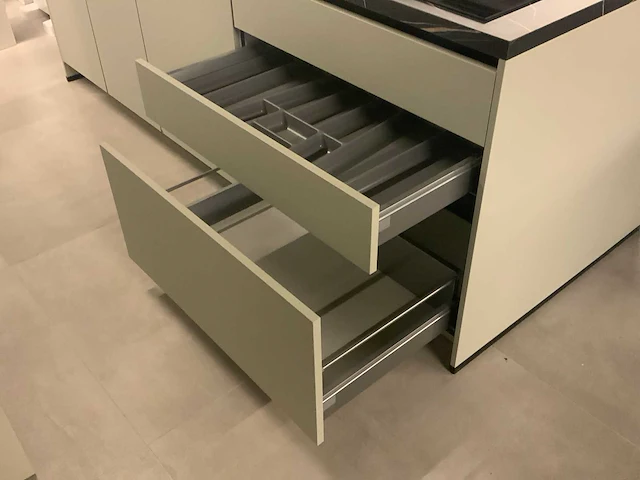 Nobilia showroom wand- eiland keukenopstelling mint groen - afbeelding 2 van  22