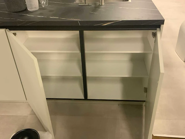 Nobilia showroom wand- eiland keukenopstelling mint groen - afbeelding 17 van  22