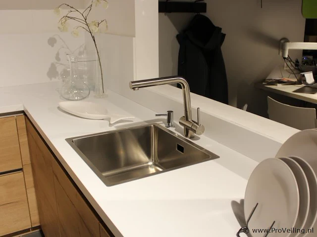Nobilia u-vorm keuken met apparatenwand structura - afbeelding 27 van  39
