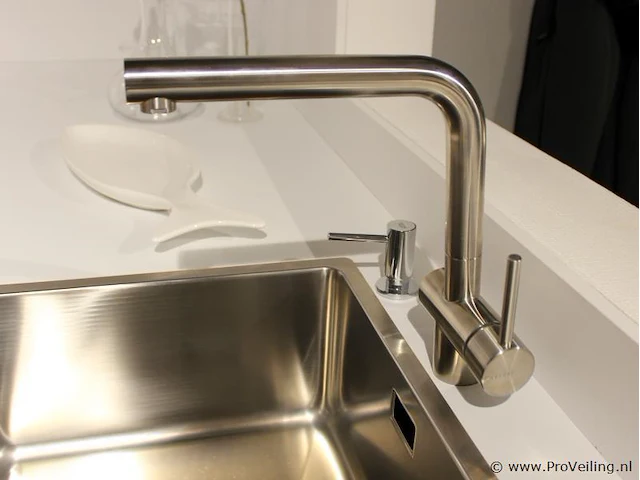 Nobilia u-vorm keuken met apparatenwand structura - afbeelding 28 van  39