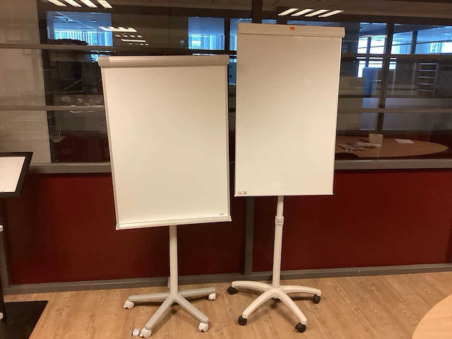 Nobo - manutan whiteboards en flipovers (2x) - afbeelding 1 van  3