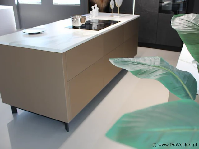 Nolte eilandkeuken met spoelwand en apparatenwand matrix 150 neo pure - afbeelding 55 van  57