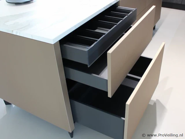 Nolte eilandkeuken met spoelwand en apparatenwand matrix 150 neo pure - afbeelding 56 van  57