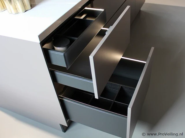 Nolte eilandkeuken met spoelwand en apparatenwand matrix 150 neo - afbeelding 56 van  70