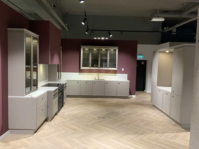 Nolte / novy / lancelotti / whirlpool tumbes c-07 / puentex 572 l vormig keukenopstelling met wandmeubel - afbeelding 1 van  55
