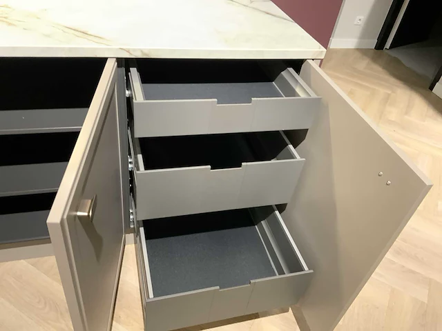 Nolte / novy / lancelotti / whirlpool tumbes c-07 / puentex 572 l vormig keukenopstelling met wandmeubel - afbeelding 35 van  55